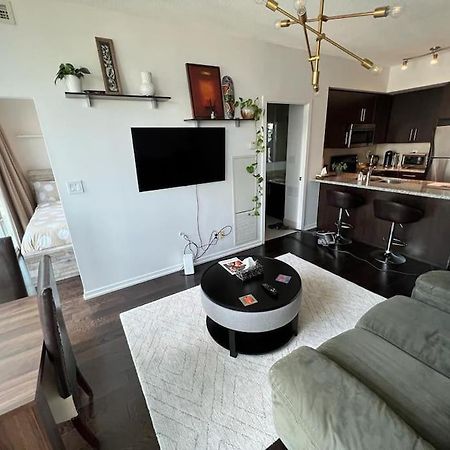 2-Bdrm And 1 Den 3 Bed Condo With 2 Bath - Walking Distance To Scotiabank Arena, Cn Tower, Union Station, Ripleys With Free Parking Toronto Exterior foto