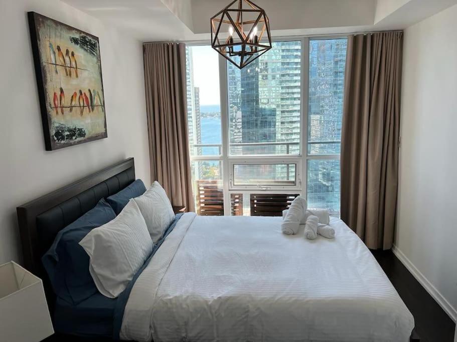 2-Bdrm And 1 Den 3 Bed Condo With 2 Bath - Walking Distance To Scotiabank Arena, Cn Tower, Union Station, Ripleys With Free Parking Toronto Exterior foto