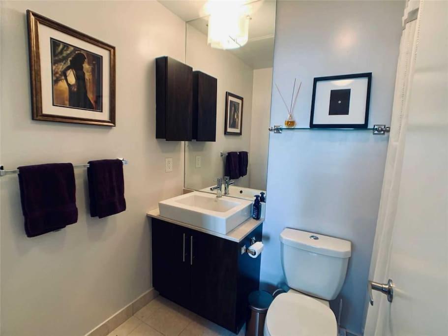 2-Bdrm And 1 Den 3 Bed Condo With 2 Bath - Walking Distance To Scotiabank Arena, Cn Tower, Union Station, Ripleys With Free Parking Toronto Exterior foto