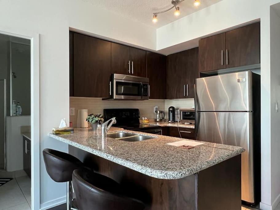 2-Bdrm And 1 Den 3 Bed Condo With 2 Bath - Walking Distance To Scotiabank Arena, Cn Tower, Union Station, Ripleys With Free Parking Toronto Exterior foto