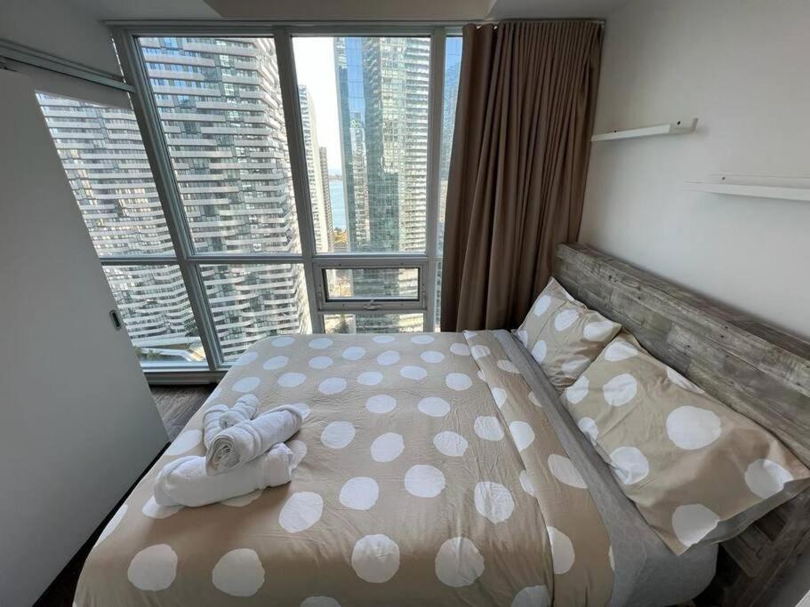 2-Bdrm And 1 Den 3 Bed Condo With 2 Bath - Walking Distance To Scotiabank Arena, Cn Tower, Union Station, Ripleys With Free Parking Toronto Exterior foto