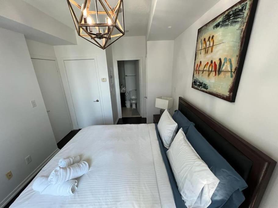 2-Bdrm And 1 Den 3 Bed Condo With 2 Bath - Walking Distance To Scotiabank Arena, Cn Tower, Union Station, Ripleys With Free Parking Toronto Exterior foto