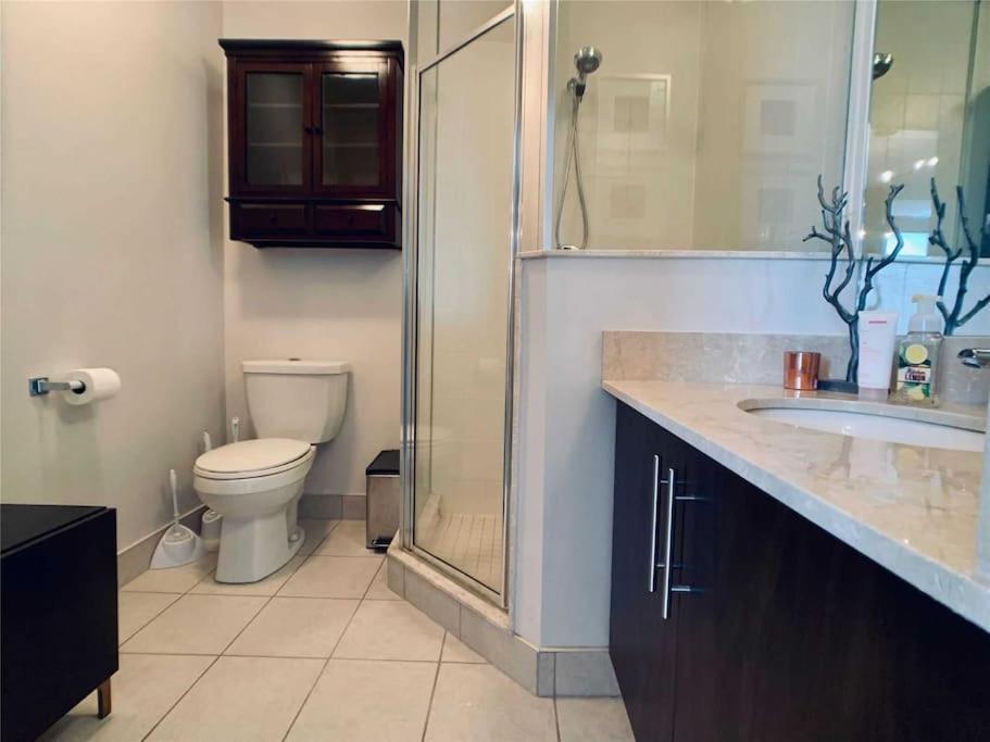 2-Bdrm And 1 Den 3 Bed Condo With 2 Bath - Walking Distance To Scotiabank Arena, Cn Tower, Union Station, Ripleys With Free Parking Toronto Exterior foto