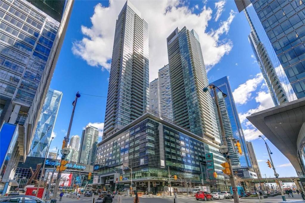 2-Bdrm And 1 Den 3 Bed Condo With 2 Bath - Walking Distance To Scotiabank Arena, Cn Tower, Union Station, Ripleys With Free Parking Toronto Exterior foto